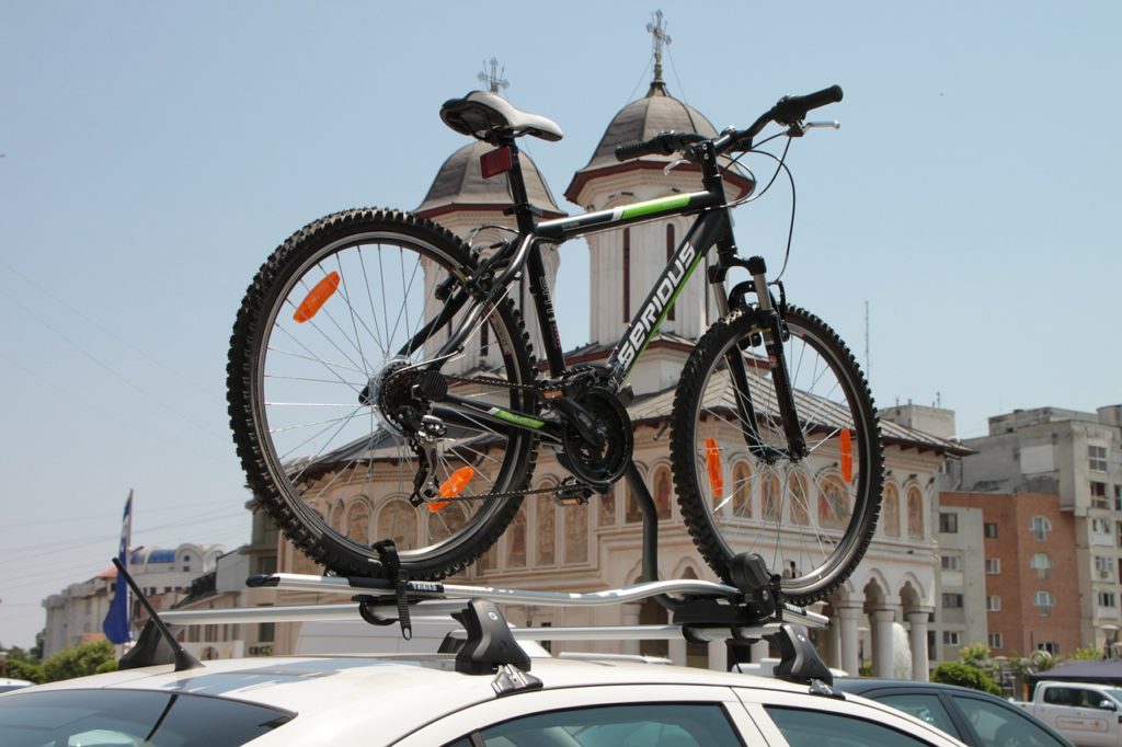 Vélo sur un porte-vélos d'une voiture